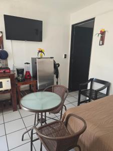 a room with a table and chairs and a tv at Alojamiento amplio para descanso H3 in Veracruz +10 photos