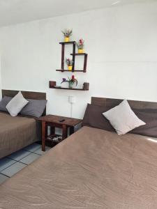 a living room with a couch and a table at Alojamiento amplio para descanso H3 in Veracruz