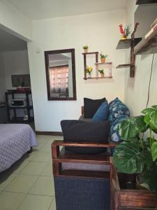 a living room with a couch and a mirror at Habitación 2 climatizada cerca de IMSS UMAE in Veracruz