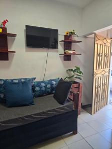 a living room with a couch and a flat screen tv at Habitación 2 climatizada cerca de IMSS UMAE in Veracruz