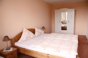 een slaapkamer met een groot bed met een houten frame bij FeWo Bonn Sejour - Nähe UN-Campus u. WCCB in Bonn