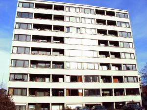 a tall white building with many windows at FeWo Bonn Sejour - Nähe UN-Campus u. WCCB in Bonn