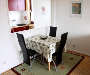 een tafel met stoelen en een tafelkleed erop bij FeWo Bonn Sejour - Nähe UN-Campus u. WCCB in Bonn