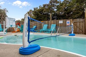 a volley ball net in a swimming pool at OPM Coastal Retreat in Salvo +86 photos