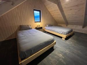 two beds in a room with two beds sidx sidx sidx sidx at Refuge with Panoramic Views, Cerro Castillo in Villa Cerro Castillo