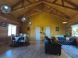 a living room with a couch and a table at Lodge playa pupelde, Ancud in Mecura