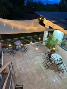 an overhead view of a patio with tables and chairs at Apartamento Stay and Chill in Panajachel