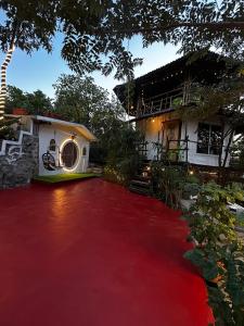 ein Haus mit einem roten Teppich vor einem Haus in der Unterkunft NESTORY forest retreat in Kolvan + 39 Fotos