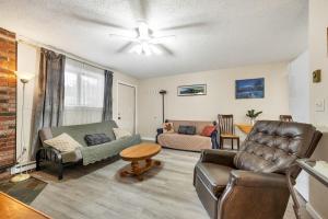 a living room with a couch and a chair at Condo Ideal location Ski, Shop, Hike in Conway