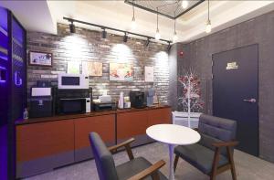 a waiting room with a table and chairs and a counter at Daily Motel in Incheon +9 photos