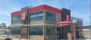 a building with a burger king sign in front of it at Microcasa loft in São Pedro da Aldeia