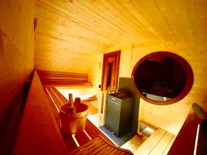 an overhead view of a small room in a wooden cabin at Traumferienwohnung Alpenliebe Sommer-Hörnerbahnen kostenlos in Bolsterlang