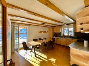 a kitchen and dining room with a table and chairs at Ferienhaus Alpenherz Sommer-Bergbahnen-kostenlos in Bolsterlang