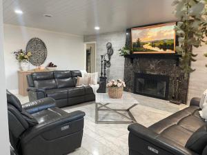 a living room with leather furniture and a fireplace at Beautiful house in Augusta in Augusta