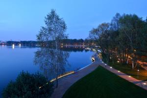 a view of a large lake at night at Piramida Park Hotel & Wellness in Tychy