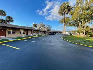 an empty parking lot in front of a building at Shangri La Motel in Ocala
