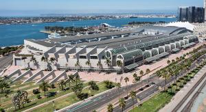 an overhead view of a large building with palm trees at Free Parking Loft Suite Walk to Conv Center in San Diego