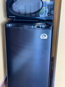 a microwave sitting on top of a refrigerator at Shangri La Motel in Ocala +31 photos