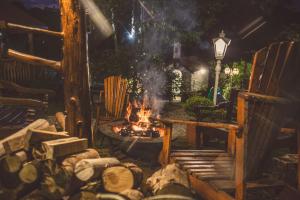 a fire pit in a yard at night at Pousada das Hortênsias in Campos do Jordão