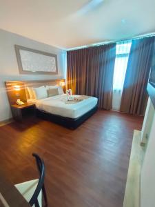 a hotel room with a bed and a window at Aamina Syariah Balikpapan in Klandasan-besar
