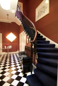 een trap in een kamer met een geruite vloer bij Southside Guest House in Edinburgh