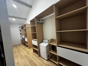 ein begehbarer Kleiderschrank mit Holzregalen in der Unterkunft RevaCasa in Magny-Saint-Médard