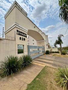 a building with a gate and a garage at Apartamento in Rio Verde