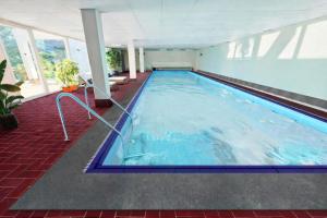 a large swimming pool in a building at Apartment Rubihornblick - mit Hallenbad und Sauna in Bolsterlang