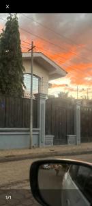 a reflection of a house in a rear view mirror at Casona Blanca Guesthouse in Chinandega