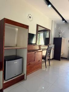 a room with a desk with a computer and a chair at Bantay Viajeros Inn in San Julian Norte
