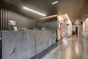 un vestíbulo con mostrador de recepción en un edificio en Onyx Hotel, en San Julián