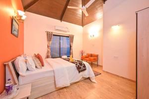 a bedroom with a large bed in a room at Lifeline Villas - Horizon Backwater Luxe Infinity Pool Villa in Mahabaleshwar