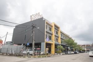 a building with a sign for a street store at O&G Hotel Parit Buntar in Parit Buntar