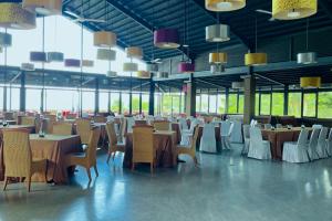 a large banquet hall with tables and chairs at Alfa Jivana Resort in Sampal 2
