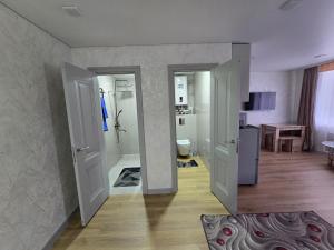 a room with two open doors and a bathroom at В Центре Экибастуза in Ekibastuz