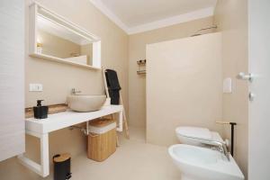 a bathroom with a sink and a toilet at White House – Villa con Jacuzzi e Posto Auto in Otranto