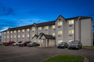 a large building with cars parked in a parking lot at Quality Inn & Suites Nashville - Bellevue in Nashville