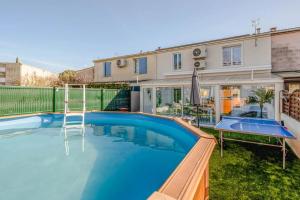 a swimming pool in the backyard of a house at La douce echappée in Trèbes