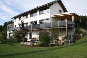 a house with a balcony on the side of it at Ferienwohnung "Ausblick" in Rötz
