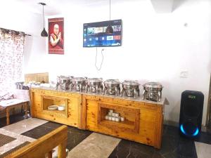 a wooden counter with glasses on top of it at The Snowpeak Hunder in Hundar