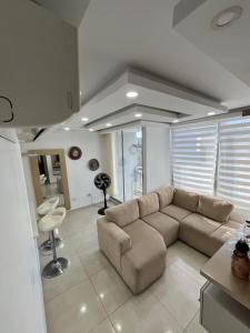 a living room with a couch and a table at El encanto de Cartagena in Cartagena de Indias +33 photos