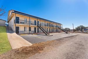 an empty parking lot in front of a building at Rodeway Inn Llano in Llano