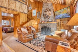 ein Wohnzimmer mit Ledermöbeln und einem Kamin in der Unterkunft Pine Haven Resort in Estes Park