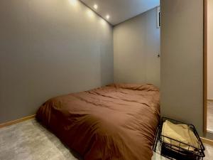 a small bedroom with a bed in the corner at hatago STAY Shinmachi in Nakatsugawa +23 photos