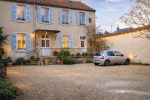 a car parked in front of a house at La petite cour in Beaune