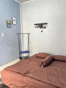 a large bed in a room with aimeter at Zethira Homestay Syariah in Tabing