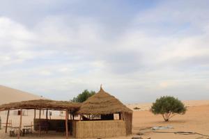 a hut in the middle of the desert at Etoile du Désert de Lompoul in Kébémèr +29 photos