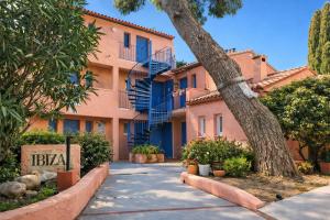 a building with a staircase in front of it at Studio cabine climatise Malibu Village in Canet-en-Roussillon