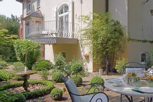 a patio with a table and chairs in front of a building at Hotel Residenz Joop in Magdeburg