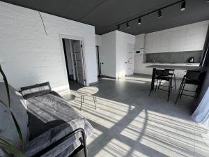 a living room with a couch and a table at Kalinova Sloboda Apart РЕЗЕРВНЕ ЖИВЛЕННЯ in Krykhivtsi